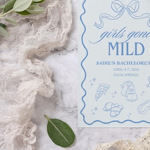 Op de afbeelding: Een lichtblauwe uitnodiging met de tekst "girls gone MILD" en "Sadie's Bachelorette" in script. De uitnodiging heeft een blauwe rand en illustraties van pizza, pyjama's en cocktails. Groen en kant omringen de uitnodiging.