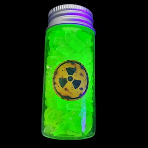 Vetro di uranio frantumato giallo in fiala reattivo ai raggi UV luminoso