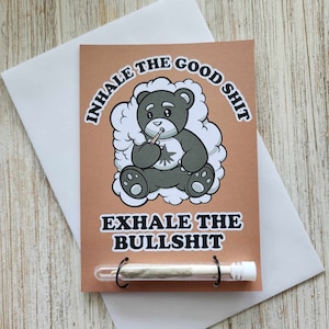Inhale the good shit 420 Carte de voeux avec porte-joint, cadeau de stoner, accessoires de marijuana, carte Just Because, cadeau de stoner amusant, ours en peluche