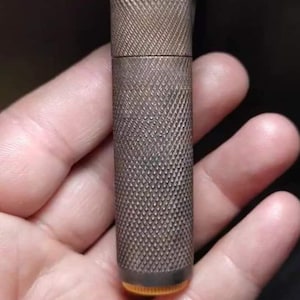 ローレット銅リップバームスリーブ/EDC/EDCギア/EDCギフト/タクティカルギフト/タクティカルEDC/タクティカルスリーブ/タクティカルツール/リップケア/毎日持ち歩く