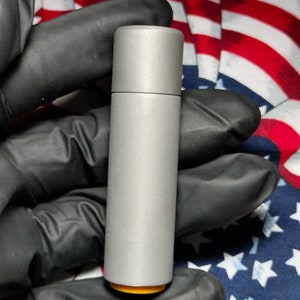 V3.6 チタンリップバームスリーブ/EDC/EDCギア/EDCギフト/タクティカルギア/タクティカルギフト/日常持ち歩き/リップバームホルダー/日常持ち歩き/リップケア/メンズ/