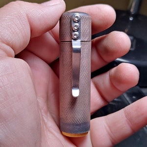 ポケットクリップ付き銅ローレットリップバームスリーブ/EDC/リップバームホルダー/EDCギア/EDCギフト/タクティカルリップバーム/タクティカルギア/タクティカルギフト/リップケア