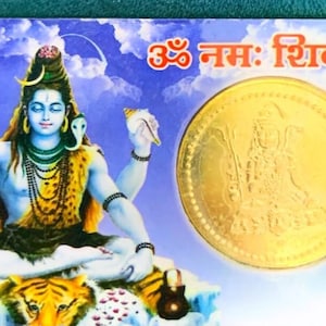Carte de distributeur automatique Om Namah Shivaya avec yantra et mantra Mahamrityunjaya plaqués or. À conserver dans votre portefeuille comme carte de guichet automatique pour vous porter chance et recevoir des bénédictions