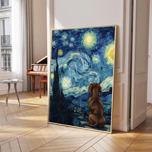 Könnte beinhalten: Gerahmter Druck von Van Goghs "Sternennacht" mit einer braunen Hunde-Silhouette. Das Kunstwerk zeigt einen wirbelnden Nachthimmel in Blau und Gelb, ein dunkles Dorf und einen hohen, dunklen Baum. Der Hund schaut in den Himmel.