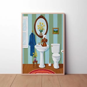 Könnte beinhalten: Gerahmte Illustration einer Badezimmerszene. Ein brauner Dackel mit einem Handtuch auf dem Kopf ist im Waschbecken. Das Badezimmer hat einen blauen Bademantel, einen Spiegel, eine Toilette und ein kleines Gemälde. Die Wände sind gestreift.