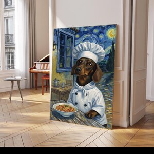 Könnte beinhalten: Ein Leinwanddruck zeigt einen Dackel in Kochuniform vor einer sternenklaren Nacht. Der Hund trägt eine weiße Kochmütze und einen weißen Mantel und hält eine Schüssel Pasta. Das Kunstwerk ist im Stil von Van Gogh gehalten, mit einem skurrilen und künstlerischen Flair.