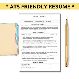 Peut inclure: Un modèle de CV gris et blanc avec le titre "ATS Friendly Resume" en jaune en haut. Le CV est pour une personne nommée Lidia Petree. Le CV comprend un résumé professionnel, une expérience professionnelle et des sections d'éducation. Le CV est conçu pour être facilement scanné par les systèmes de suivi des candidats (ATS).