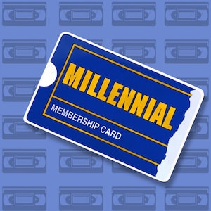 Könnte beinhalten: Eine blau-gelbe Millennial-Mitgliedskarte mit dem Text "MILLENNIAL" und "MEMBERSHIP CARD". Die Karte hat eine weiße Ecke und einen zerrissenen Rand, vor einem Hintergrund aus blauen VHS-Kassetten.