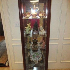 Vintage Dual-Side Entry Mirrored-Back Curio Display Cabinet Pulaski Furniture Cherry Wood Finish Illuminated-Lighted Four Glass Shelves