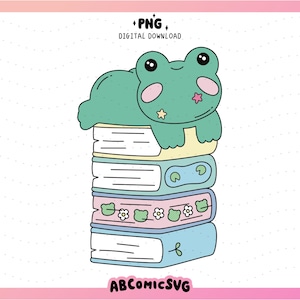 Op de afbeelding: Digitale illustratie van een cartoonkikker die op een stapel boeken ligt. De kikker is lichtgroen met roze wangen en een ster. De boeken zijn pastelkleurig met decoratieve elementen. Tekst bovenaan luidt '+PNG DIGITAL DOWNLOAD' en onderaan 'ABCOMICSVG'.