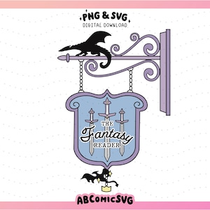 Könnte beinhalten: Ein lila-blaues Schild mit einem Drachen und Schwertern, das an einem Metallhalter hängt. Das Schild trägt die Aufschrift "The Fantasy Reader".