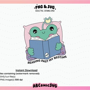 Op de afbeelding: Een groene kikker in een roze en blauwe nachtjapon leest een blauw boek in bed. Het boek heeft de tekst "Reading Past My Bedtime".