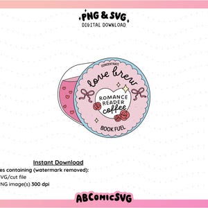 Puede incluir: Gr&aacute;fico de descarga digital con un dise&ntilde;o rosa y azul. Presenta las palabras "love brew" y "Romance Reader Coffee". La imagen incluye una taza de caf&eacute; con l&iacute;quido rosa y corazones, lazos y rosas. El texto en la parte superior dice "PNG & SVG DIGITAL DOWNLOAD."