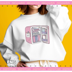 Pode incluir: Um refrigerador ilustrado rosa e azul cheio de livros. O refrigerador tem uma nota na porta que diz "Estou sem bons livros".