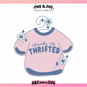 Op de afbeelding: Een roze shirt met blauwe afwerking en de tekst "thanks, it's thrifted" op een hanger met witte bloemen.