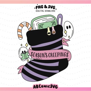 Op de afbeelding: Een zwart-paarse gestreepte kous met een roze lint en de tekst "Season's Creepings". Een groen boek met een griezelig oogontwerp zit in de kous. Aan weerszijden van de kous bevinden zich twee witte geesten en een snoepstok.