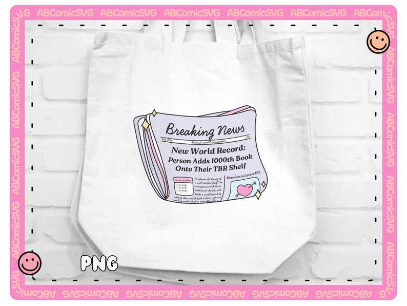 Puede incluir: Una bolsa de tela blanca con una ilustraci&oacute;n rosa y morada de un titular de peri&oacute;dico que dice "Breaking News: New World Record: Person Adds 1000th Book Onto Their TBR Shelf".