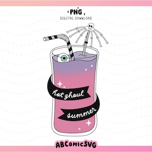 Peut inclure: Une boisson rose et violette avec une paille rayée noir et blanc et un parapluie en forme de crâne et d'os. La boisson est entourée d'un ruban noir avec le texte "hot ghoul summer".