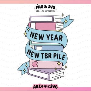 Może przedstawiać: Stos kolorowych książek z niebieską wstążką owiniętą wokół. Wstążka zawiera napis "New Year New TBR Pile". Książki są ozdobione gwiazdami i sercami.