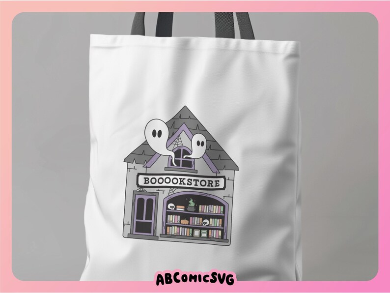 Pu&ograve; includere: Una borsa tote bianca con un manico nero presenta un'illustrazione a cartone animato di una libreria spettrale con un cartello che recita "BOOOKSTORE". Due fantasmi galleggiano sopra l'edificio.
