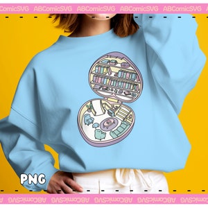 Puede incluir: Sudadera azul claro con un dise&ntilde;o en forma de coraz&oacute;n que representa una habitaci&oacute;n en miniatura con muebles y estanter&iacute;as. El dise&ntilde;o incluye peque&ntilde;os detalles y las letras "PNG". La sudadera es de estilo casual.