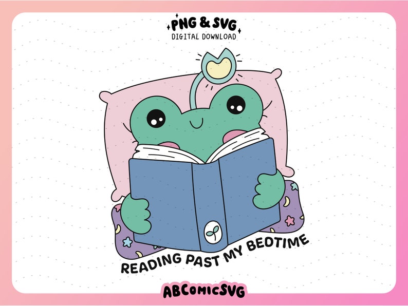 Op de afbeelding: Een groene kikker met een roze hoofdband met een gele bloem leest een blauw boek in bed. Het bed heeft een paars-wit gestreept dekbed. De tekst op het boek luidt "Reading Past My Bedtime".