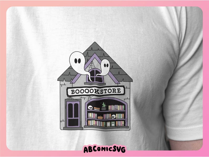 Pu&ograve; includere: Una maglietta bianca con un'illustrazione viola e grigia di una libreria spettrale con il testo "Booookstore" sopra la porta. Due fantasmi galleggiano sopra l'edificio.