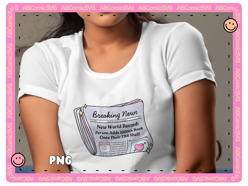Puede incluir: Una camiseta blanca con un gr&aacute;fico de un titular de peri&oacute;dico que dice "Breaking News: New World Record: Person Adds 1000th Book Onto Their TBR Shelf".