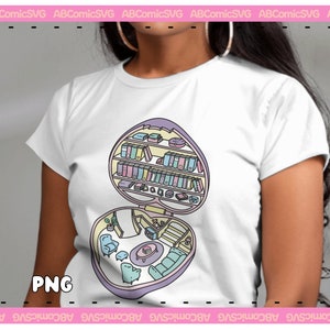 Puede incluir: Camiseta blanca con un dise&ntilde;o en forma de coraz&oacute;n que representa una habitaci&oacute;n en miniatura con estanter&iacute;as, muebles y una escalera. El dise&ntilde;o es en colores pastel. La camiseta tiene el texto "PNG".