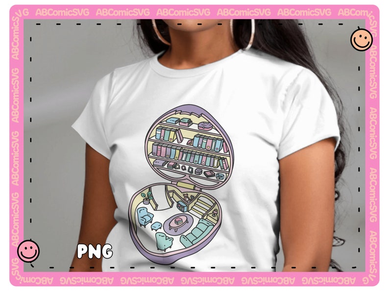 Puede incluir: Camiseta blanca con un dise&ntilde;o en forma de coraz&oacute;n que representa una habitaci&oacute;n en miniatura con estanter&iacute;as, muebles y una escalera. El dise&ntilde;o es en colores pastel. La camiseta tiene el texto "PNG".