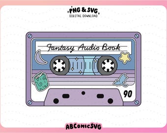 Op de afbeelding: Een paarse en blauwe cassetteband met de tekst "Fantasy Audio Book" erop gedrukt. De band heeft een halve maan, een ster, een boek en een vleermuis erop. De band is gelabeld met "90".