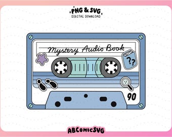 Op de afbeelding: Een blauwe cassetteband met de tekst "Mystery Audio Book" erop. De band heeft een blauw en groen ontwerp met een ster, een boek met vraagtekens en een vergrootglas.