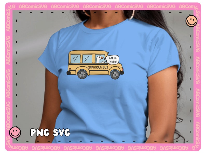 Pode incluir: Uma camiseta azul clara com uma ilustra&ccedil;&atilde;o de desenho animado de um &ocirc;nibus escolar amarelo com um ganso dirigindo. O &ocirc;nibus diz "Struggle Bus" e o ganso diz "Get in, bestie!"