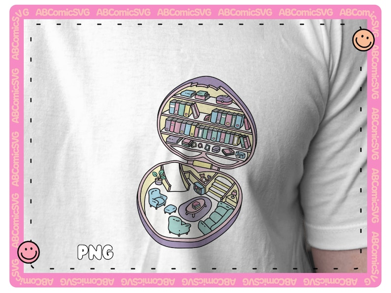 Puede incluir: Camiseta blanca con un juguete en forma de coraz&oacute;n abierto, que revela una habitaci&oacute;n en miniatura con muebles y una estanter&iacute;a. El juguete es de colores pastel, con el texto "PNG" en el centro.