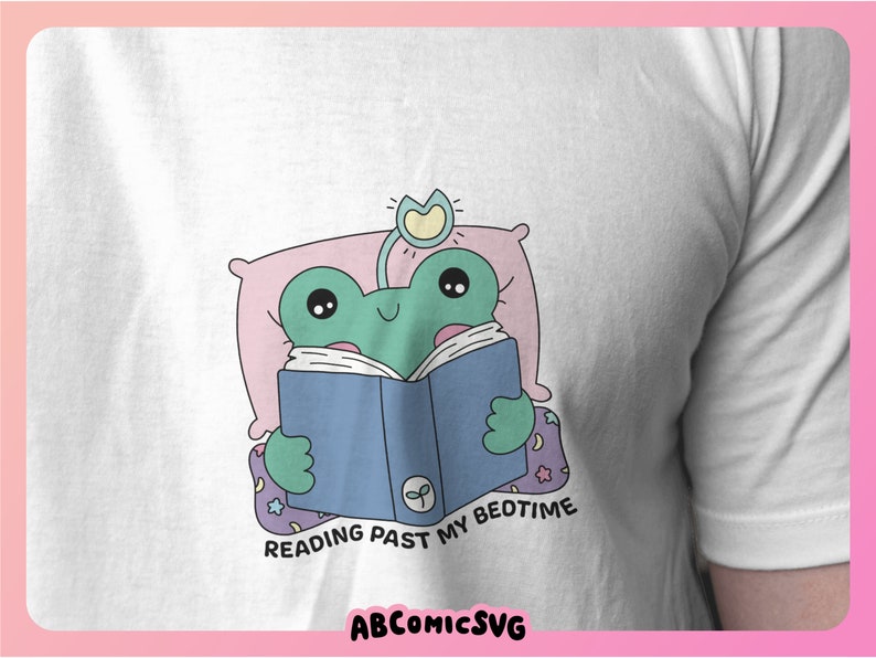 Op de afbeelding: Een groene kikker in een roze en witte nachtjapon leest een blauw boek met de tekst "Reading Past My Bedtime".