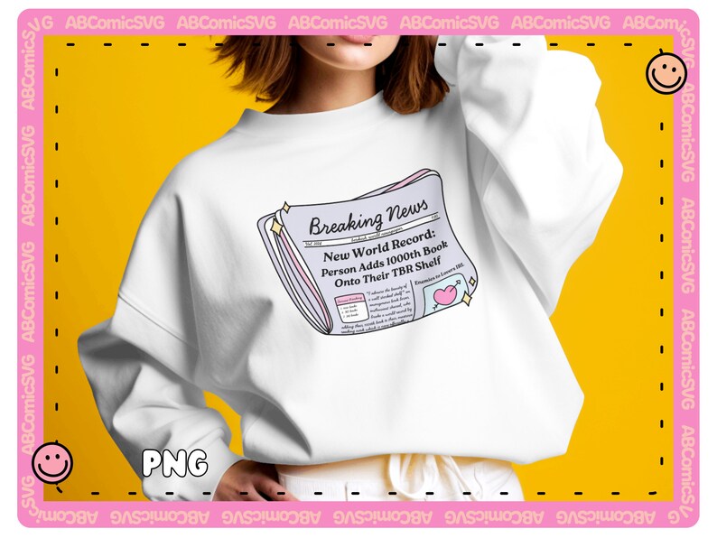 Puede incluir: Una sudadera blanca con un gr&aacute;fico de un titular de peri&oacute;dico que dice "Breaking News: New World Record: Person Adds 1000th Book Onto Their TBR Shelf".