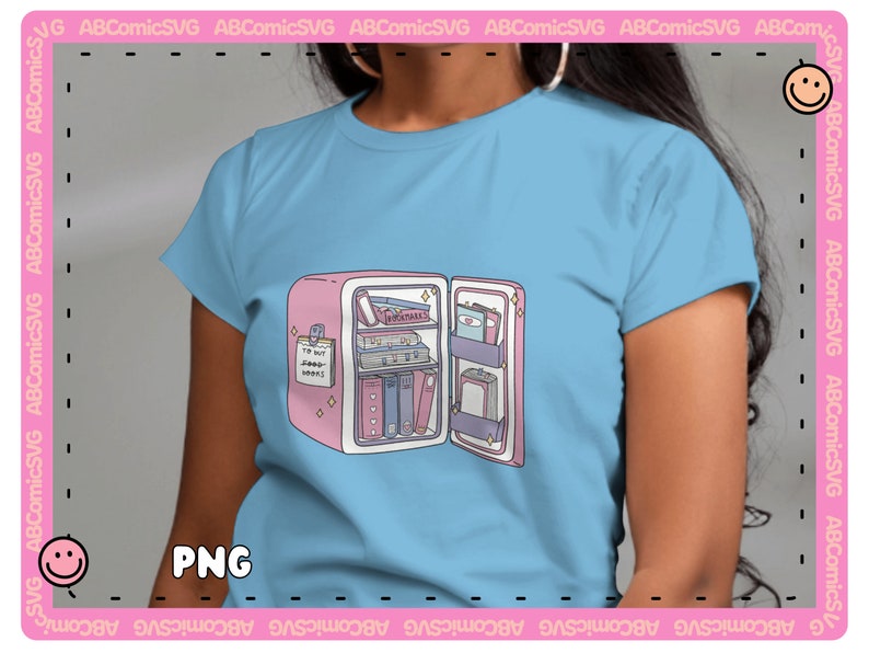 Pode incluir: Uma camiseta azul clara com um gr&aacute;fico de uma geladeira rosa cheia de livros. A geladeira tem uma nota na porta que diz "Para comprar mais livros".