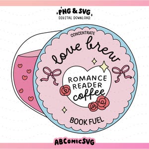 Puede incluir: Gr&aacute;fico digital de una taza de caf&eacute; rosa y azul con las palabras "love brew" y "Romance Reader Coffee Book Fuel". El dise&ntilde;o incluye corazones, lazos, rosas y estrellas. Las palabras "PNG & SVG DIGITAL DOWNLOAD" est&aacute;n en la parte superior.