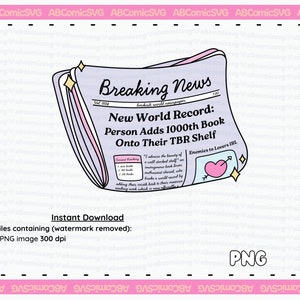 Puede incluir: Una ilustraci&oacute;n digital de un titular de peri&oacute;dico que dice "Breaking News: New World Record: Person Adds 1000th Book Onto Their TBR Shelf". El peri&oacute;dico est&aacute; doblado y tiene un esquema de color rosa y morado. Hay un peque&ntilde;o coraz&oacute;n con una flecha apuntando hacia &eacute;l en la esquina del peri&oacute;dico.