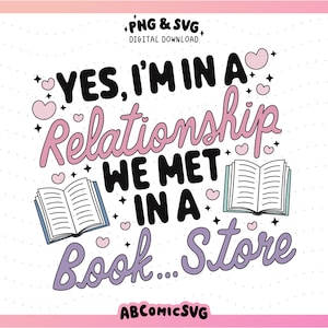 Puede incluir: Un diseño gráfico rosa y negro con el texto "YES, I'M IN A RELATIONSHIP WE MET IN A BOOK...STORE". El diseño presenta dos libros abiertos y corazones.