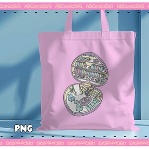 Puede incluir: Un bolso tote rosa claro con un gr&aacute;fico en forma de coraz&oacute;n que representa una casa de mu&ntilde;ecas en miniatura con muebles y estanter&iacute;as. El bolso tiene dos asas y la palabra "PNG" en la parte inferior.