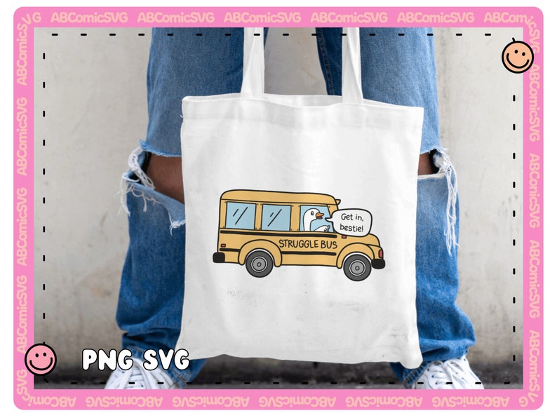 Pode incluir: Uma bolsa tote branca com uma ilustra&ccedil;&atilde;o de um &ocirc;nibus escolar amarelo e um ganso dirigindo. O &ocirc;nibus diz "STRUGGLE BUS" e "Get in, bestiel".