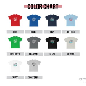 K&ouml;nnte beinhalten: Farbkarte mit 10 verschiedenen T-Shirt-Farben. Die T-Shirts zeigen ein Grafikdesign mit einer Strandszene und dem Text "Surf's Up". Die Farben sind: Rot, K&ouml;nigsblau, Marineblau, Hellblau, Irischgr&uuml;n, Anthrazit, Schwarz, Eisgrau, Wei&szlig; und Sportgrau.