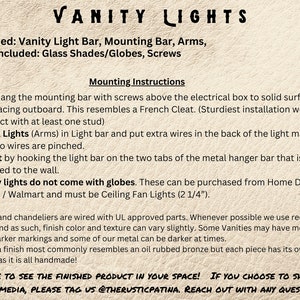 Pu&ograve; includere: Istruzioni per l'installazione di una barra luminosa per il lavabo. Il testo menziona che la barra luminosa &egrave; fornita con la barra di montaggio, i bracci e le viti, ma non include paralumi o lampadine. Le istruzioni indicano anche che le luci del lavabo non sono fornite con lampadine e devono essere acquistate separatamente.