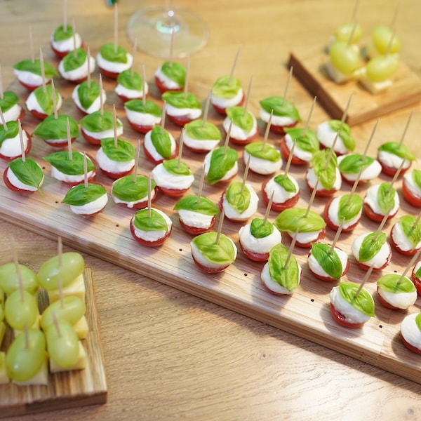 Brett für Fingerfoodspieße aus massiver Eiche / Spießbrett / Party Snack Tablett