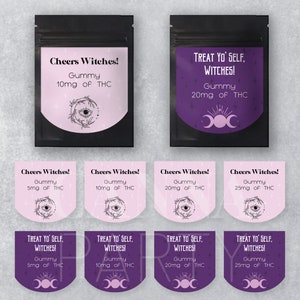 Può includere: Otto etichette viola e rosa con contorno nero e un tema da strega. Le etichette presentano una luna crescente, una stella e un occhio con un motivo floreale. Le etichette hanno il testo "Cheers Witches!" e "Treat Yo' Self, Witches!" con diversi dosaggi di gommose.
