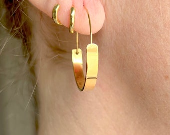 Pendientes de aro chapados en oro de 18 quilates hechos a mano, joyería minimalista con un toque llamativo.