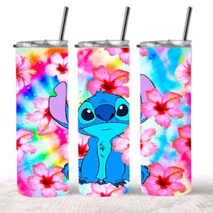 Pu&ograve; includere: Tre bicchieri in acciaio inossidabile con coperchi e cannucce. I bicchieri sono decorati con un personaggio dei cartoni animati blu, Stitch, del film Disney Lilo & Stitch, e fiori di ibisco rosa su uno sfondo tie-dye.