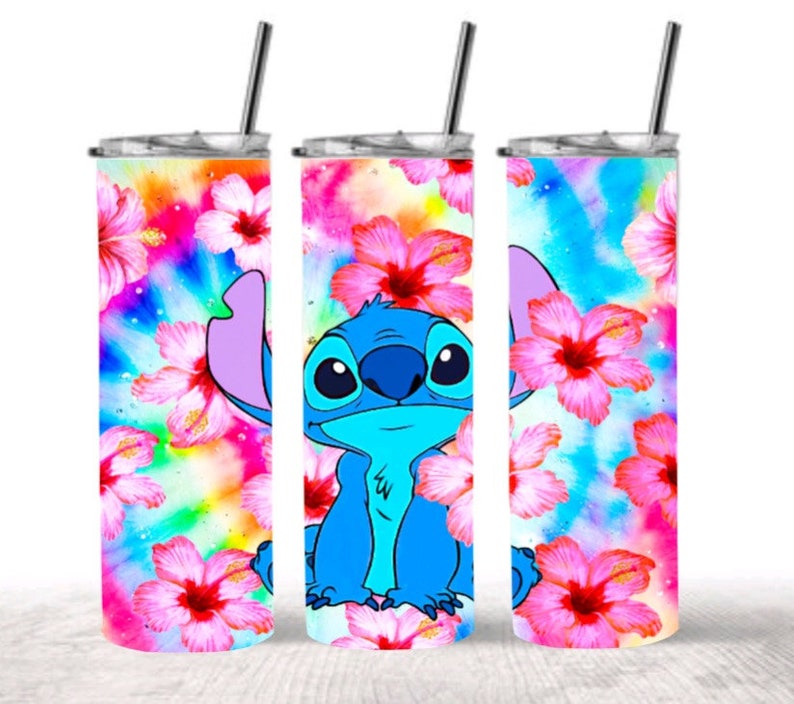Pu&ograve; includere: Tre bicchieri in acciaio inossidabile con coperchi e cannucce. I bicchieri sono decorati con un personaggio dei cartoni animati blu, Stitch, del film Disney Lilo & Stitch, e fiori di ibisco rosa su uno sfondo tie-dye.