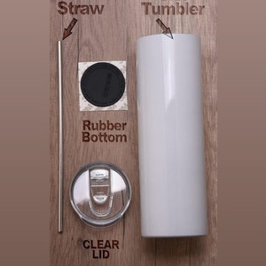 Pu&ograve; includere: Un bicchiere in acciaio inossidabile bianco con un coperchio trasparente e una cannuccia in acciaio inossidabile. Il bicchiere ha un fondo in gomma ed &egrave; mostrato su una superficie in legno.